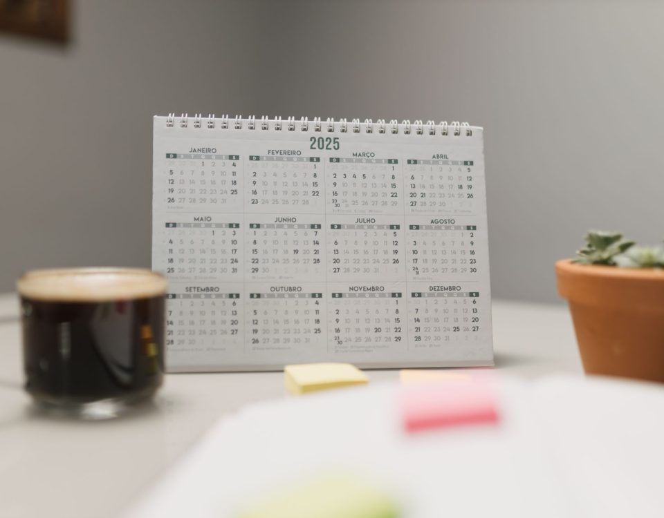 Mau Pesan Kalender Meja Unik? Intip Trik Hemat Biar Rapi