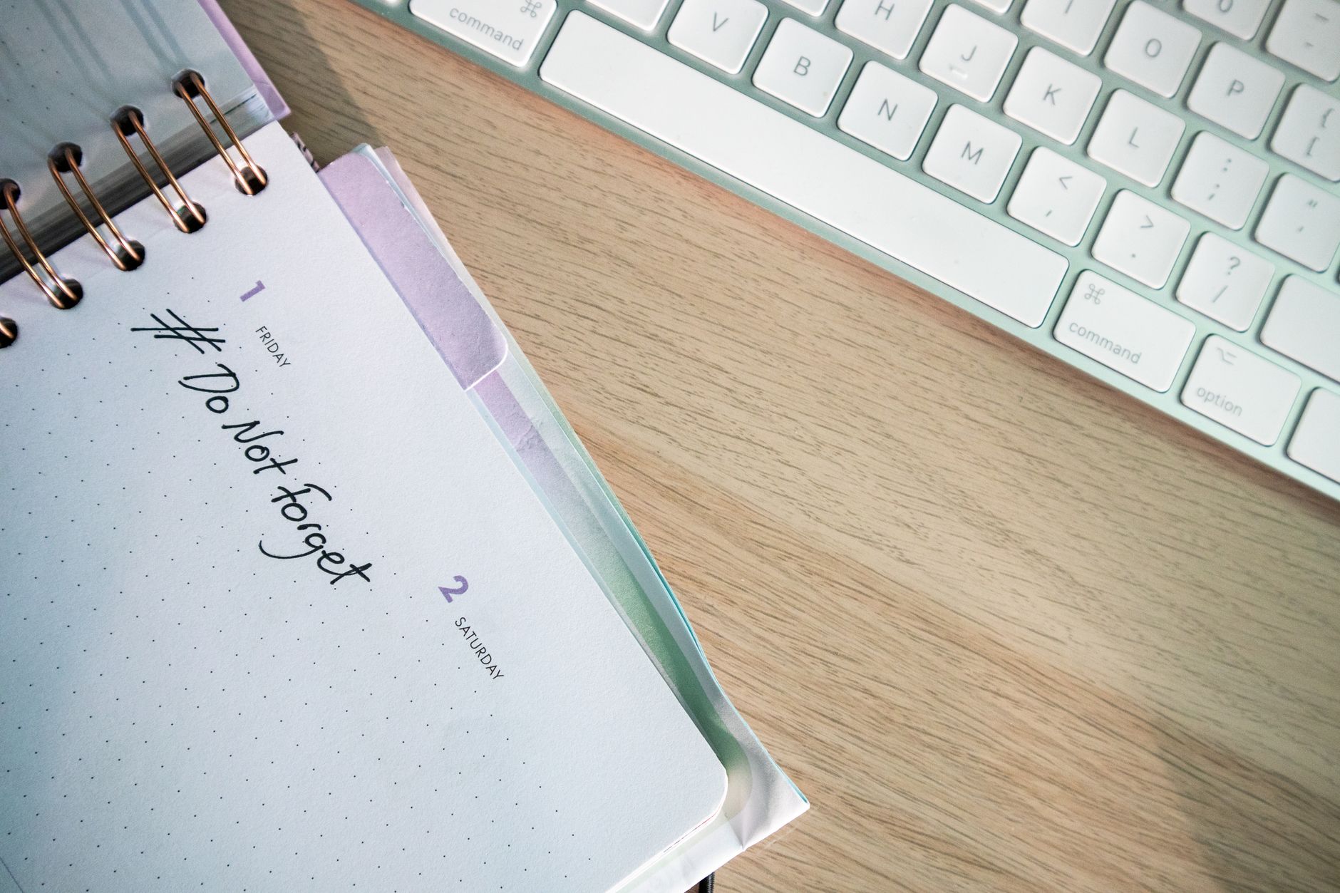 Cari Percetakan Kalender Meja Rapi? Simak Tips Hemat Ini Dulu