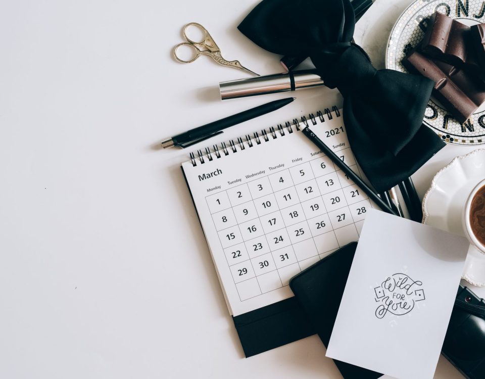 Cari Percetakan Kalender Meja Rapi? Simak Tips Hemat Ini Dulu