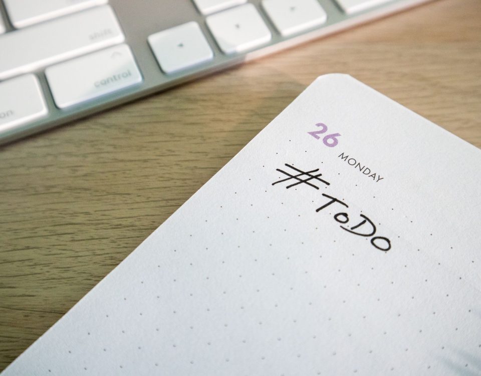 Kenapa kalender meja corporate ampuh bikin klien loyal?