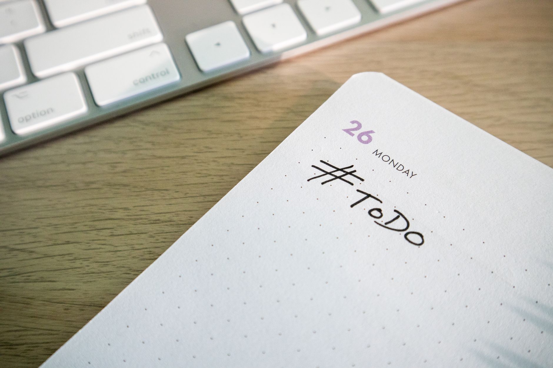 Kenapa kalender meja corporate ampuh bikin klien loyal?