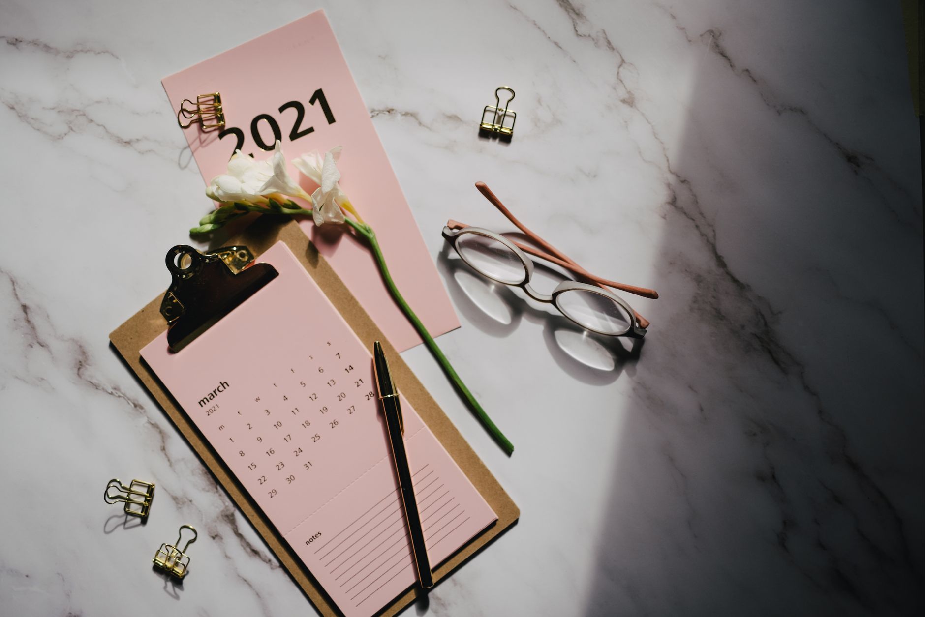 Trik Memilih Kalender Meja Kantor Terbaik agar Kerja Lebih Rapi