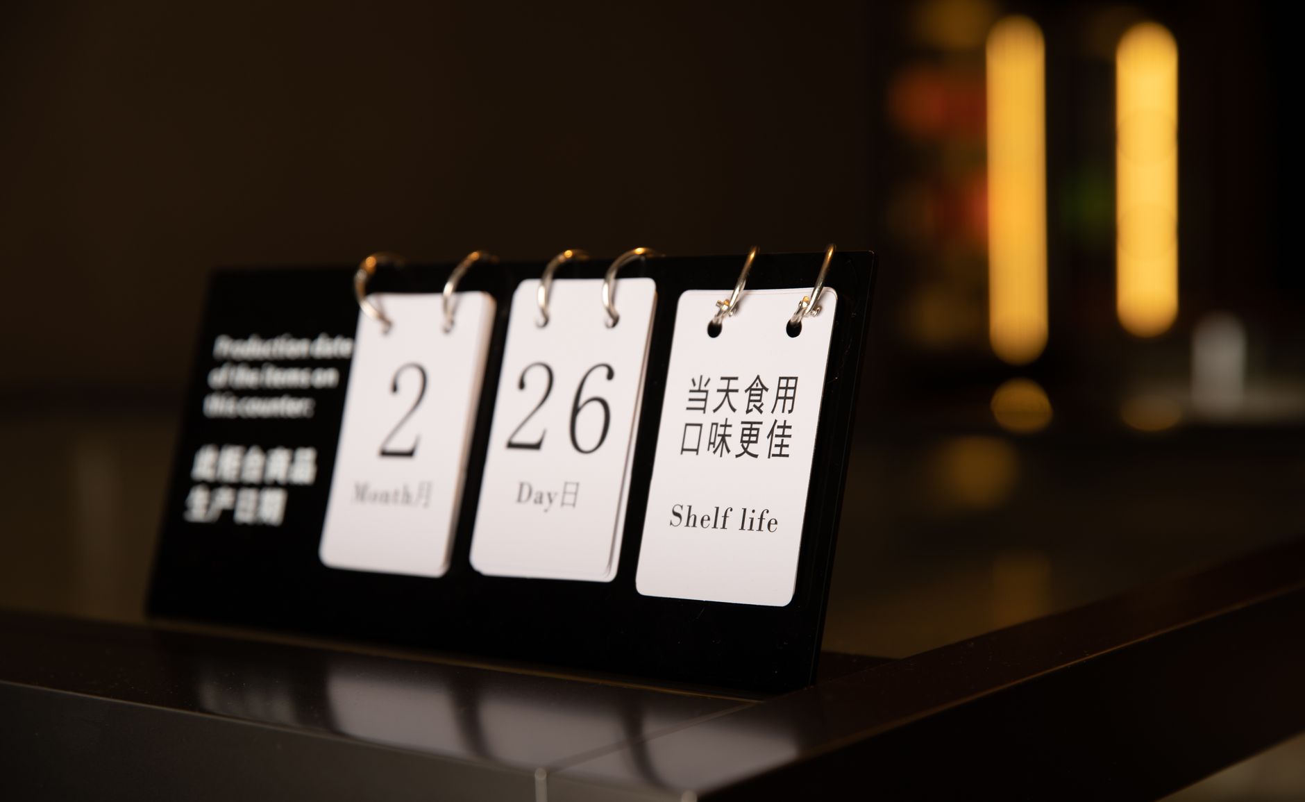 Kenapa Kaki Kalender Board Tebal Bikin Meja Kantor Lebih Elegan?